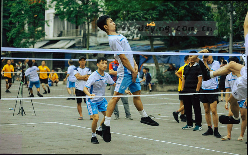 金色加密锁与数字代码的抽象插画